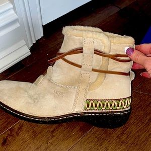 Light suede artic style uggs size 9 in perfect used condition